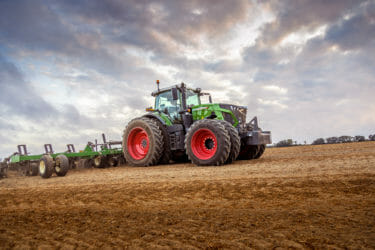 Fendt 900 Vario Tractor in farm field