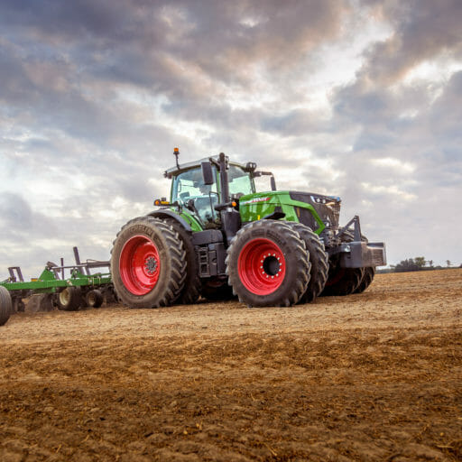 Fendt 900 Vario Tractor in farm field