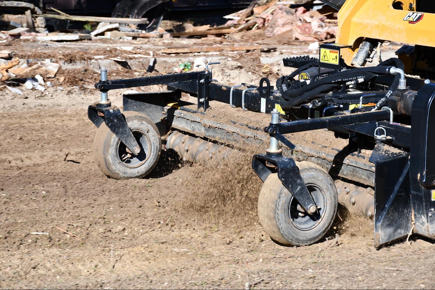 CAT machine with flexible attachment implement