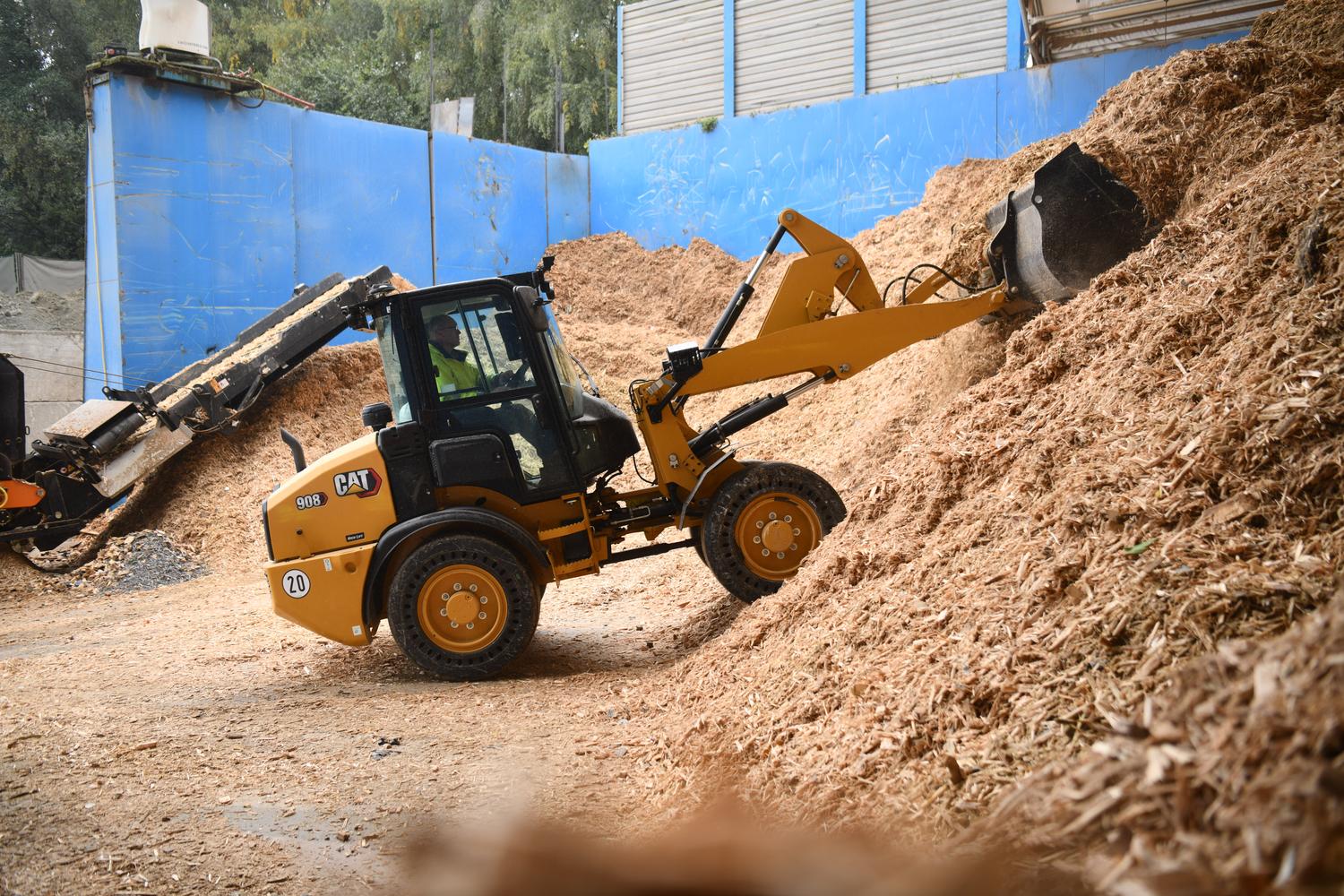 rental-loader-from-CAT Small rented CAT loader while loading dirt